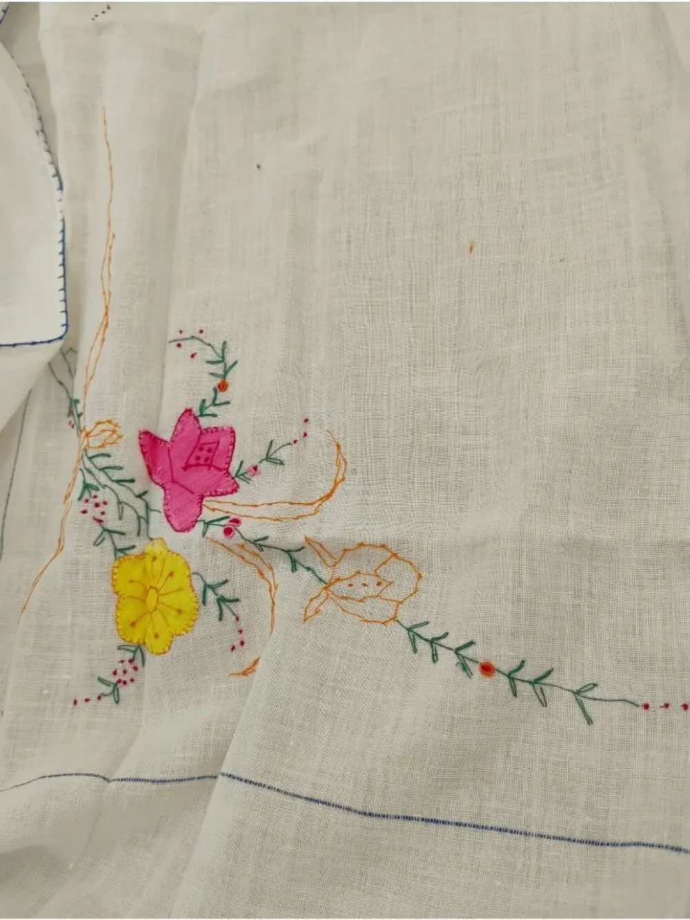 Vtg 1950s Hand-Embroidered Linen Tablecloth Floral 30
